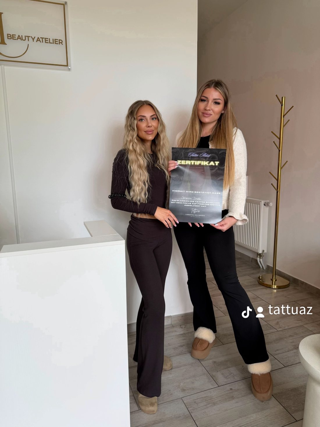 Christina mit Absolventin und Zertifikat der Tattuaz Akademie