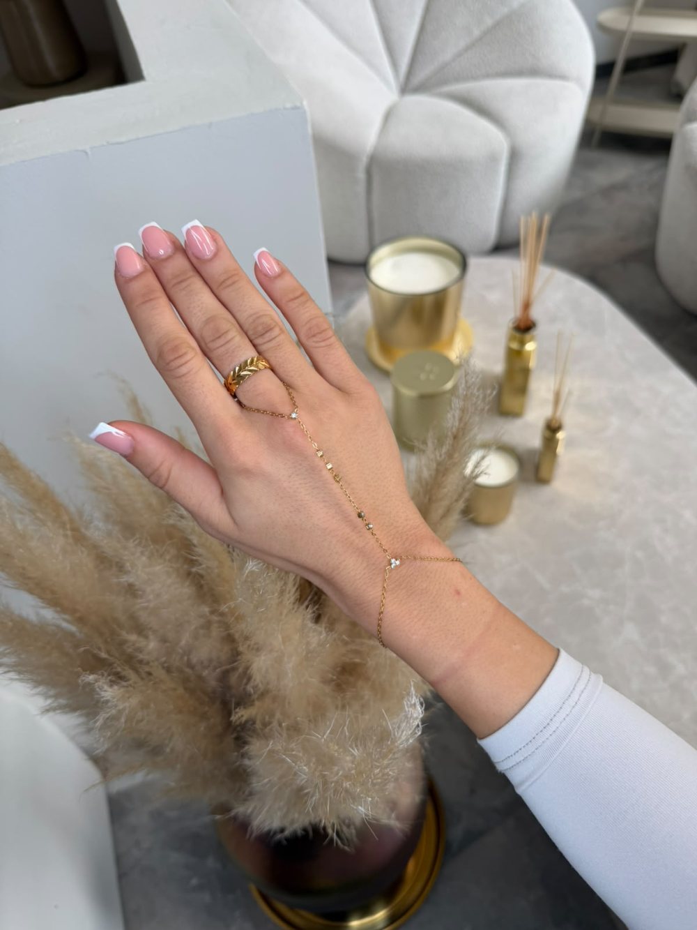 Permanent Schmuck Hand Chain in Gold, Tattuaz Wuppertal