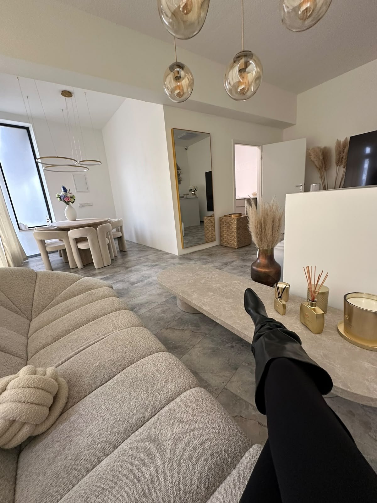 Wartebereich im Tattuaz Studio mit Blick in den Raum