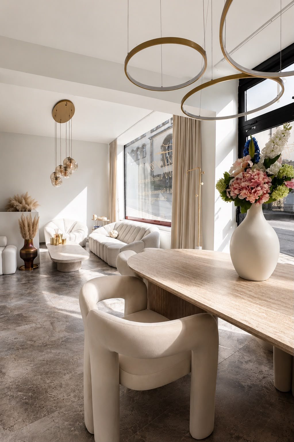 Tattuaz Studio Wuppertal mit Travertintisch und goldenen Ringleuchten