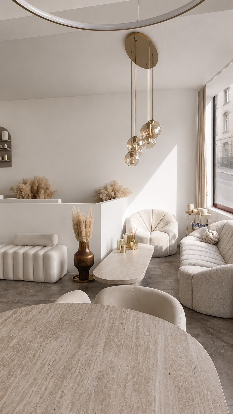 Lounge im Tattuaz Studio Wuppertal mit Sofas und Pampasgras